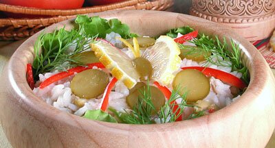 Салат рисовый с тунцом и оливками