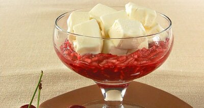 Свежие фрукты с мороженым